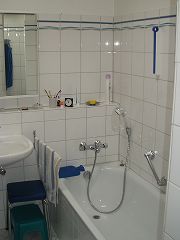 Bad mit Wanne und Dusche