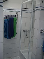 Bad mit Wanne und Dusche